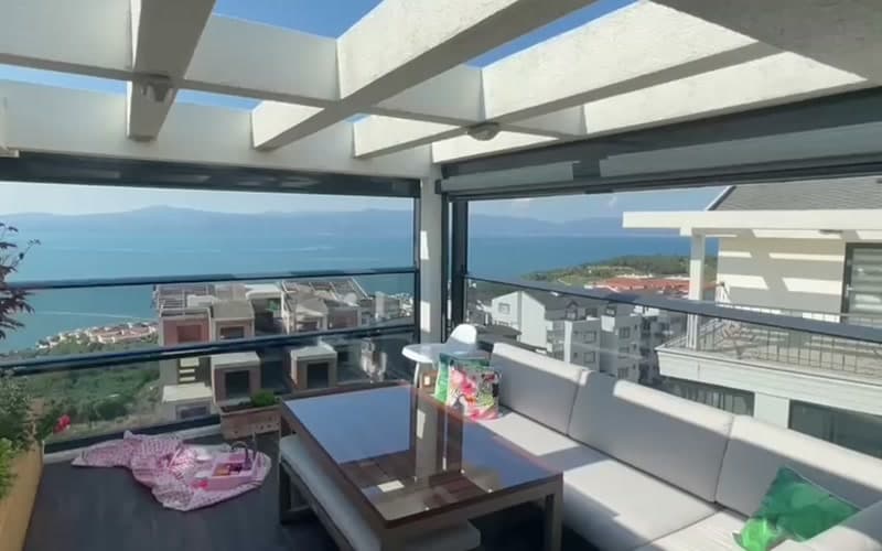 Deniz manzaralı terasta cam balkon sistemi